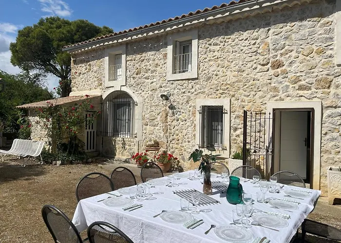 De 12 Personnes Au Cœur D'un Domaine Viticole *