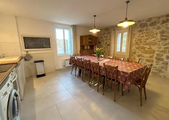 De 12 Personnes Au Cœur D'un Domaine Viticole *